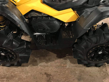 Side view of Lucky 7 metal floorboards on a Can-Am Outlander Gen 1 Max
