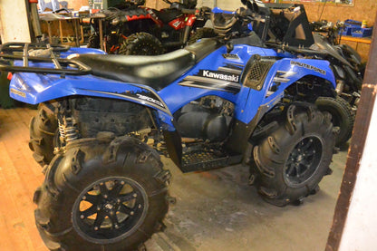 Rear view of a blue Brute Force 750 with Lucky 7 high clearance floorboards